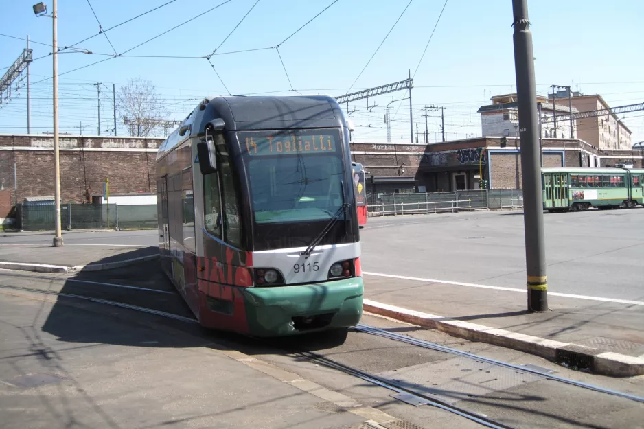 Rom Straßenbahnlinie 14 mit Niederflurgelenkwagen 9115nah Porta Maggiore (2010)