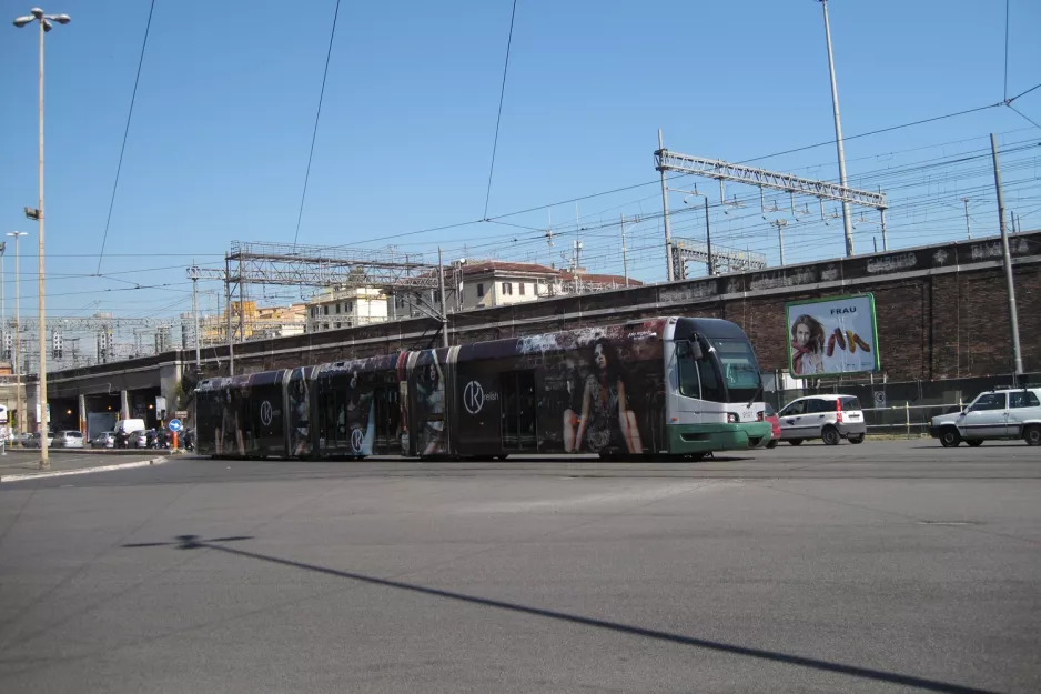 Rom Straßenbahnlinie 19 mit Niederflurgelenkwagen 9107nah Porta Maggiore (2010)