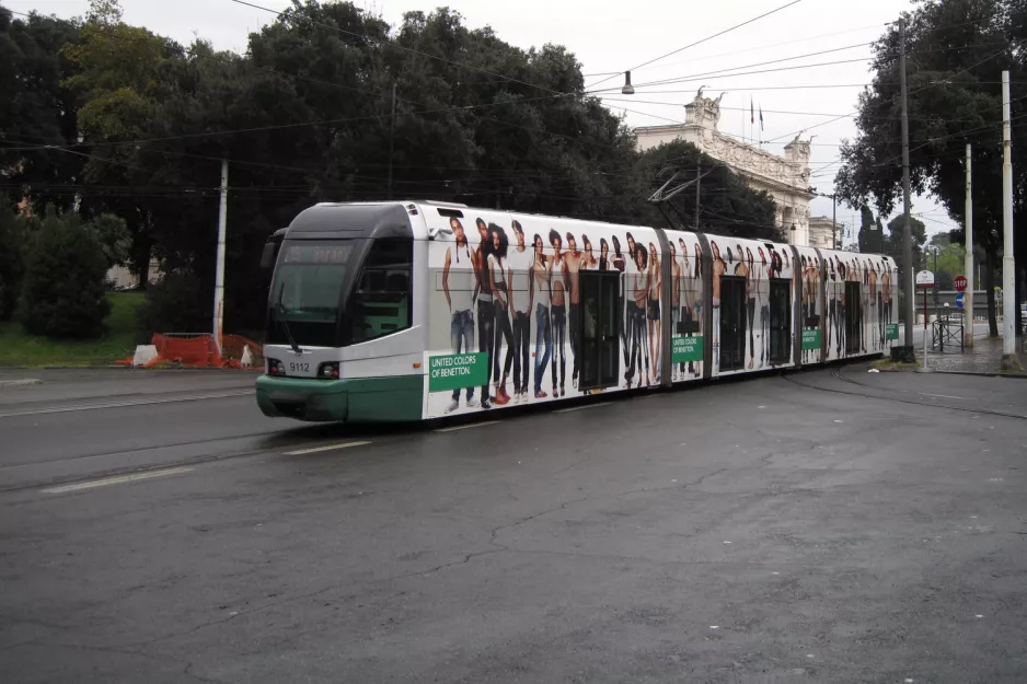 Rom Straßenbahnlinie 19 mit Niederflurgelenkwagen 9112, die Rückseite Valle Giulia (2010)