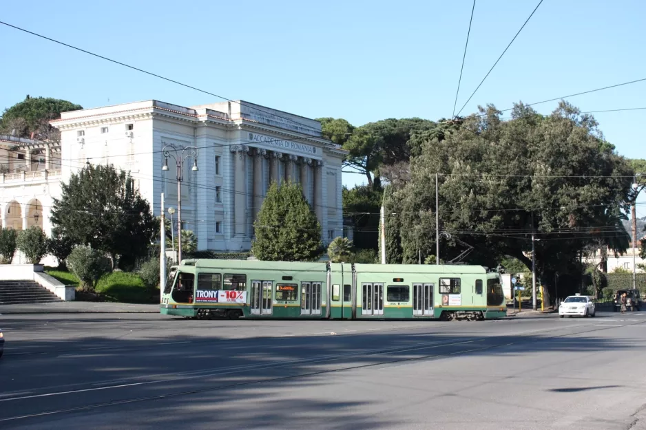 Rom Straßenbahnlinie 3 mit Niederflurgelenkwagen 9039 nahe bei Valle Giulia (2009)