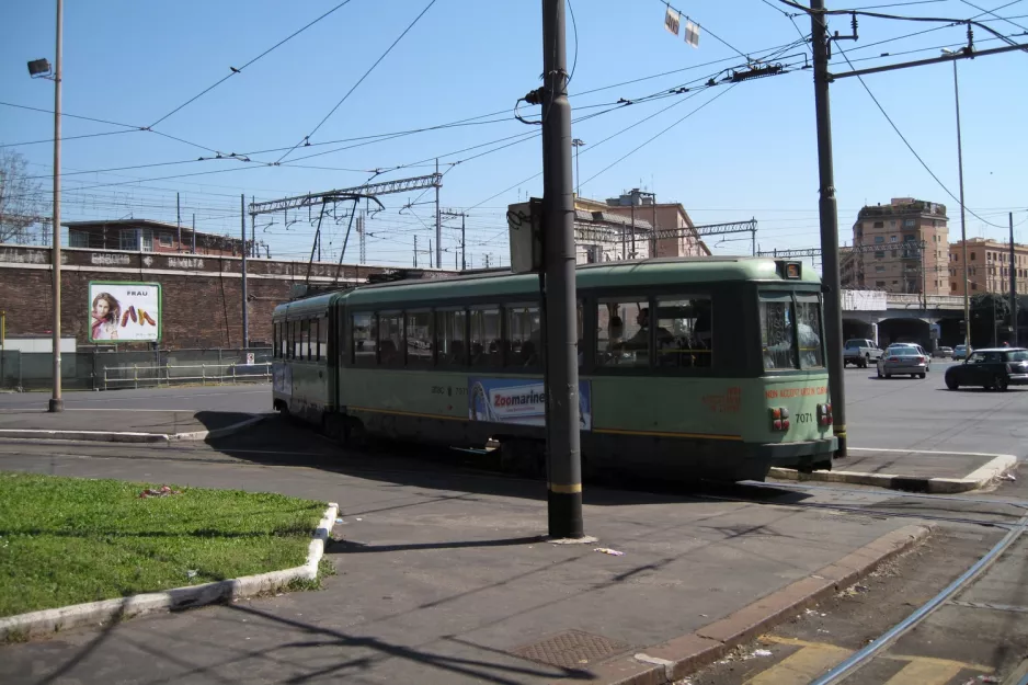 Rom Straßenbahnlinie 5 mit Gelenkwagen 7071nah Porta Maggiore (2010)