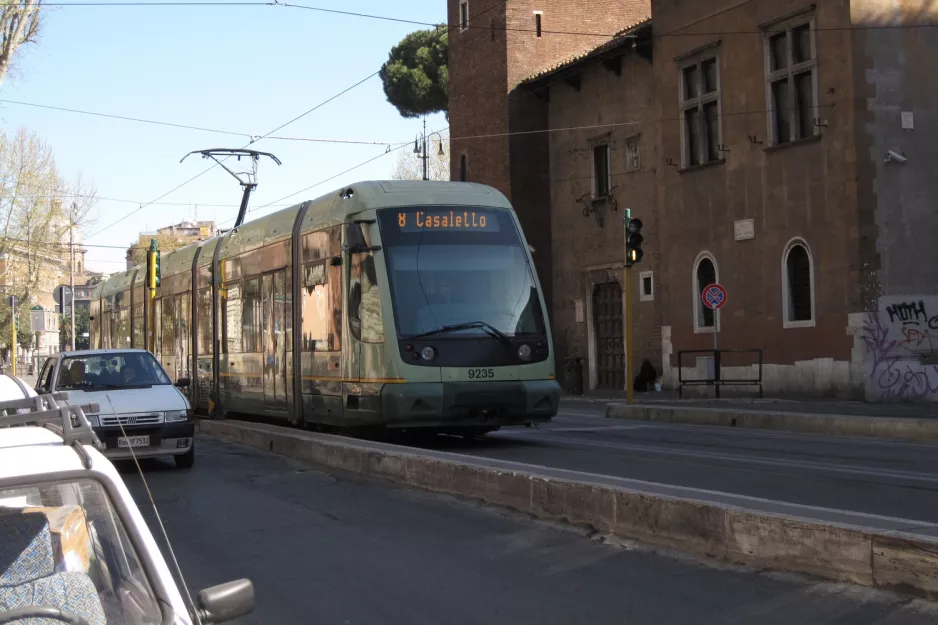 Rom Straßenbahnlinie 8 mit Niederflurgelenkwagen 9235, Seitenansicht Trastevere / Min Istruzione (2010)