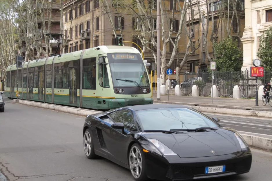 Rom Straßenbahnlinie 8 mit Niederflurgelenkwagen 9250, die Vorderseite Trastevere / Min Istruzione (2010)