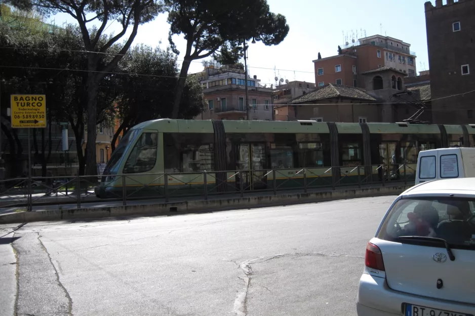 Rom Straßenbahnlinie 8 mit Niederflurgelenkwagen 9250, Seitenansicht Trastevere / Min Istruzione (2010)