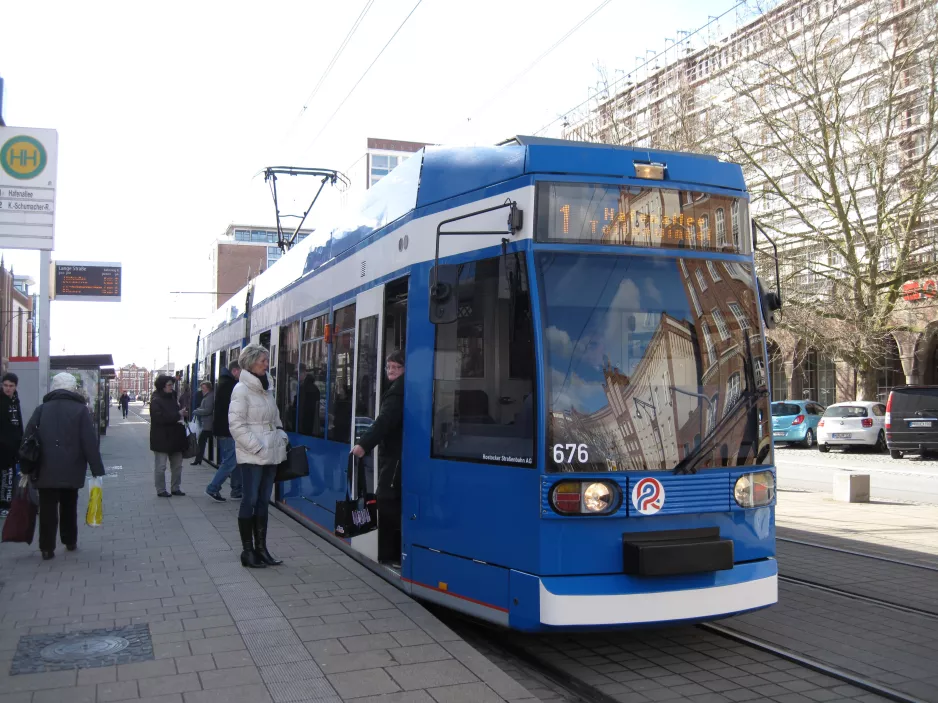 Rostock Straßenbahnlinie 1 mit Niederflurgelenkwagen 676 am Lange Straße (2015)