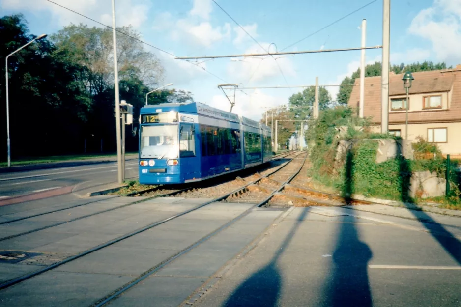 Rostock Straßenbahnlinie 12 mit Niederflurgelenkwagen 667 auf Hamburger Str. (1995)