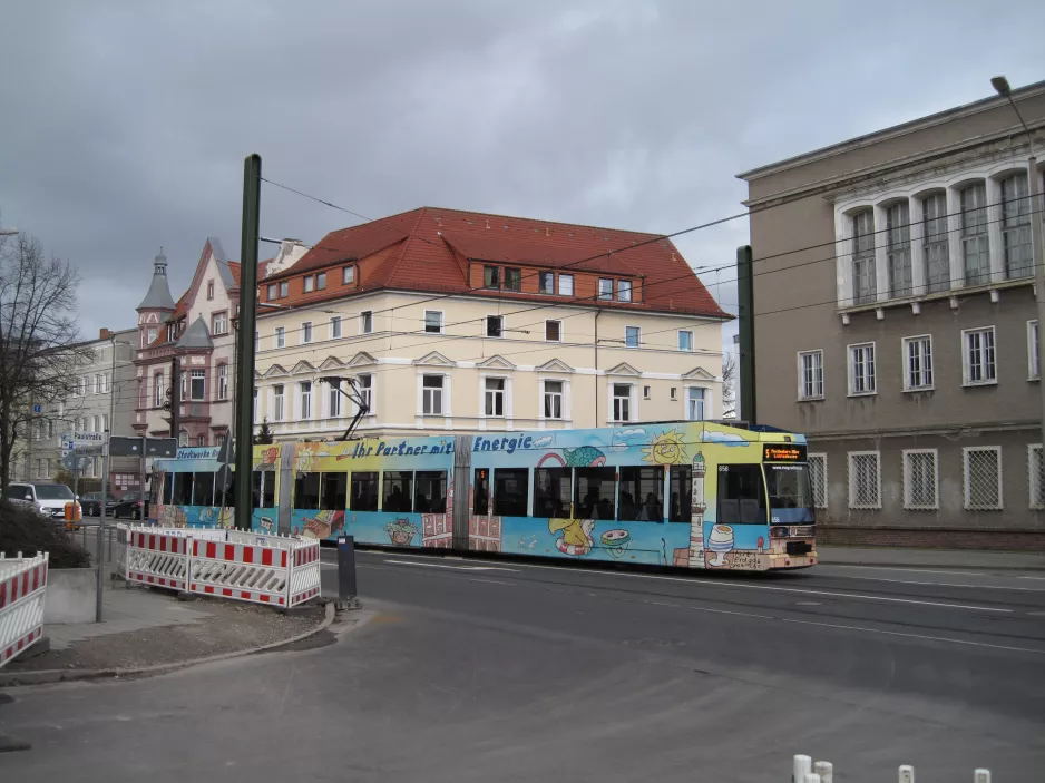 Rostock Straßenbahnlinie 5 mit Niederflurgelenkwagen 656nah Paulstr. (2015)