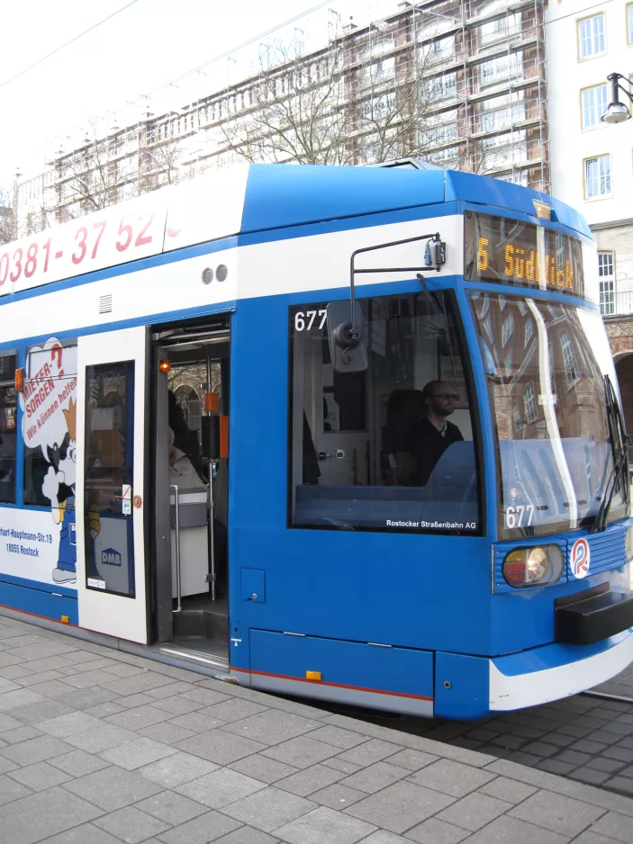 Rostock Straßenbahnlinie 5 mit Niederflurgelenkwagen 677, die Vorderseite Lange Str. (2015)