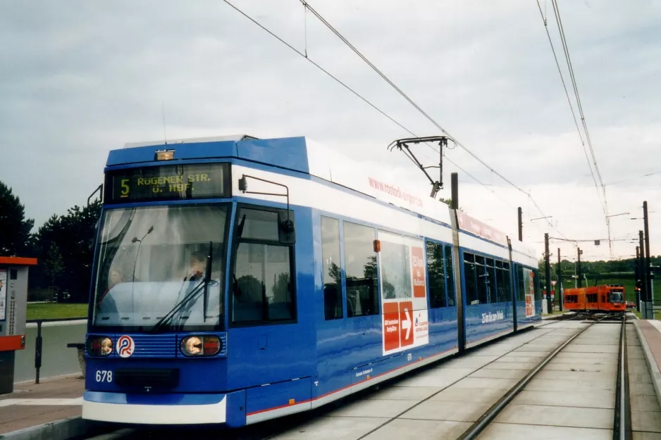 Rostock Straßenbahnlinie 5 mit Niederflurgelenkwagen 678 am Stadthalle (2004)