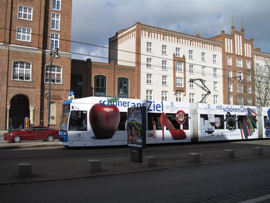 Rostock Zusätzliche Linie 2 mit Niederflurgelenkwagen 651 auf Lange Straße (2015)