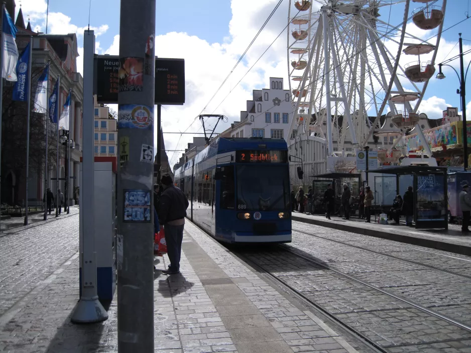 Rostock Zusätzliche Linie 2 mit Niederflurgelenkwagen 689 am Neuer Markt (2015)