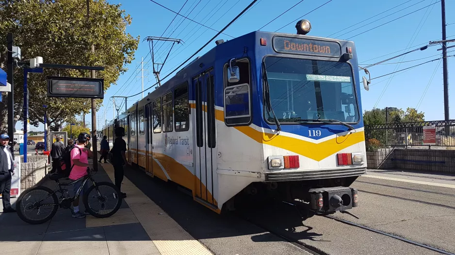 Sacramento Straßenbahnlinie Gelb mit Gelenkwagen 119 am University / 65th St (2019)