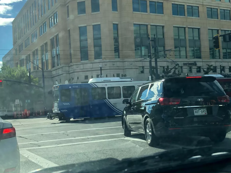 Salt Lake City Regionallinie 701 Blue Line mit Gelenkwagen 1015 am Planetarium (2022)