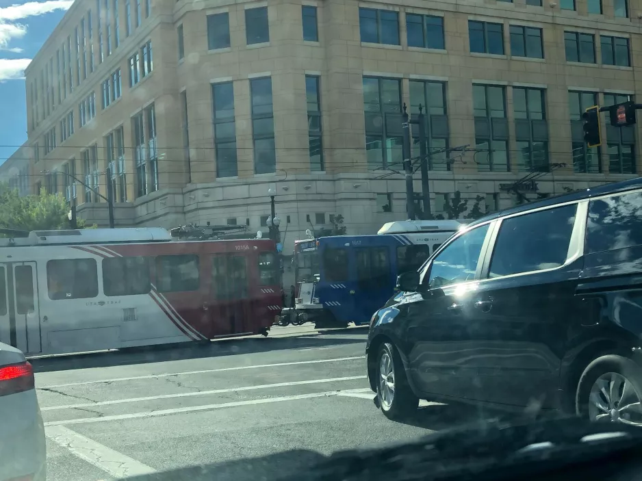 Salt Lake City Regionallinie 701 Blue Line mit Gelenkwagen 1015 nahe bei Planetarium (2022)