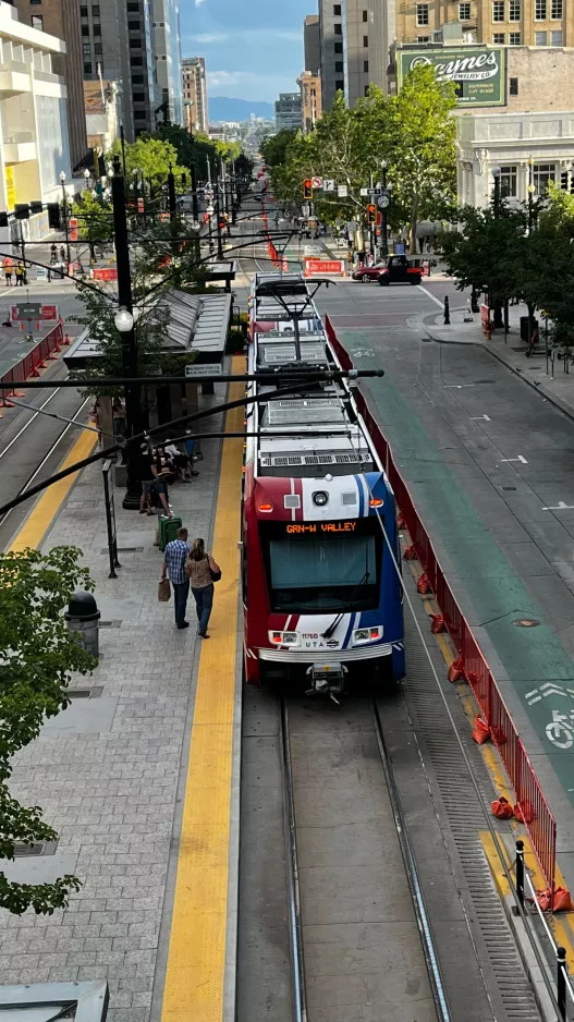 Salt Lake City Regionallinie 704 Green Line mit Gelenkwagen 1176 am City Center (2022)