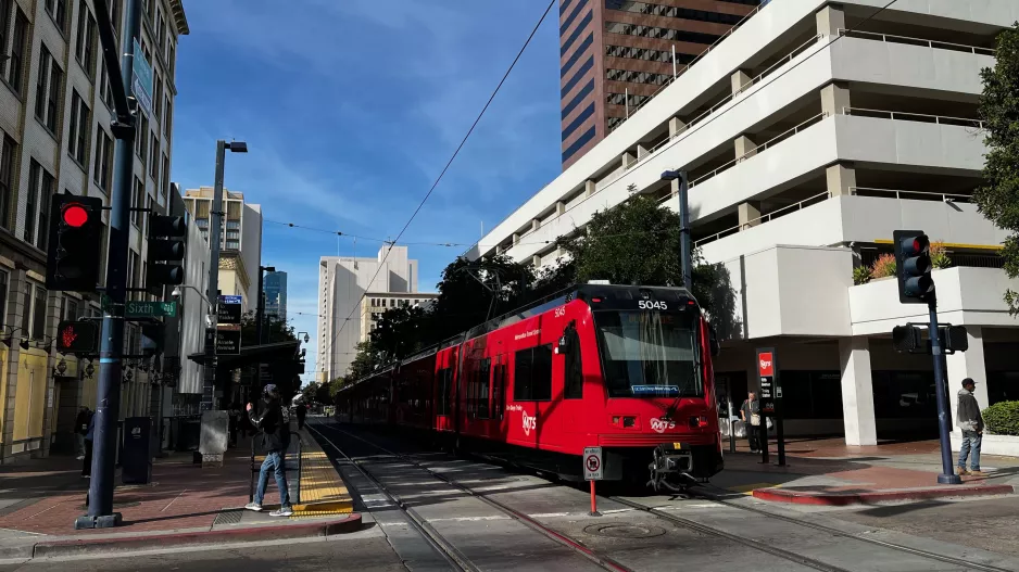 San Diego Straßenbahnlinie Blau mit Gelenkwagen 5045 am 5th Ave (2022)