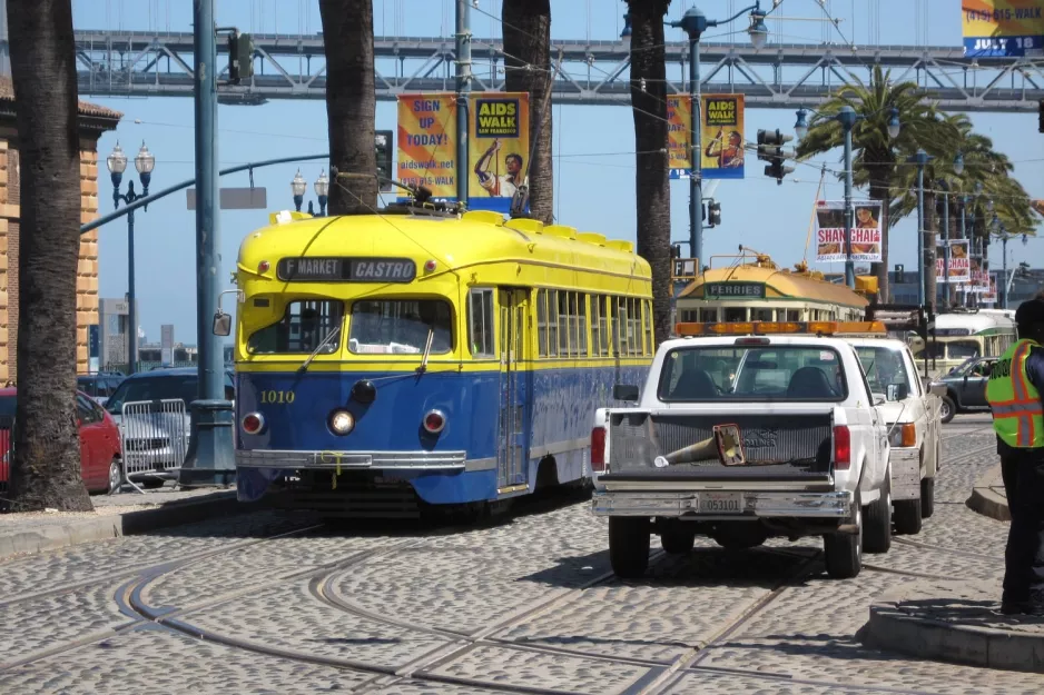 San Francisco F-Market & Wharves mit Triebwagen 1010nah Embarcadero & Stockton (2010)