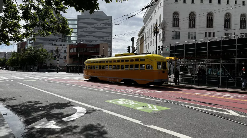 San Francisco F-Market & Wharves mit Triebwagen 1052 in der Kreuzung Market Street & Larkin Street (2022)