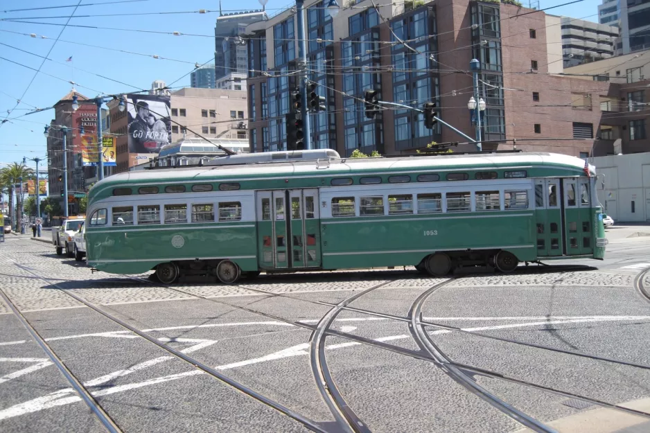 San Francisco F-Market & Wharves mit Triebwagen 1053 nahe bei Embarcadero & Stockton (2010)