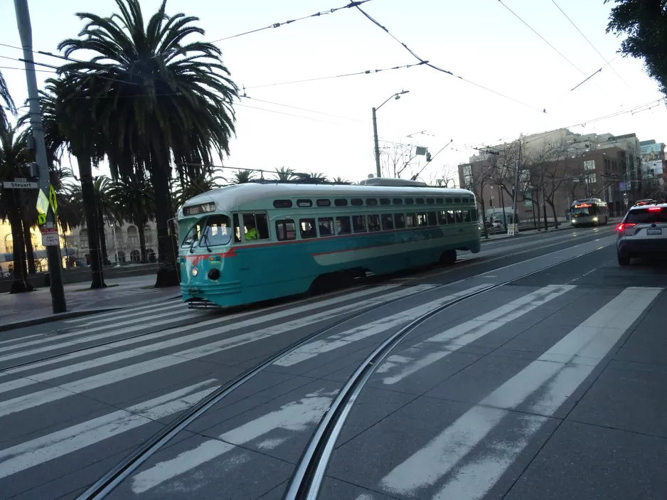 San Francisco F-Market & Wharves mit Triebwagen 1076nah Don Chee Way & Steuart (2023)