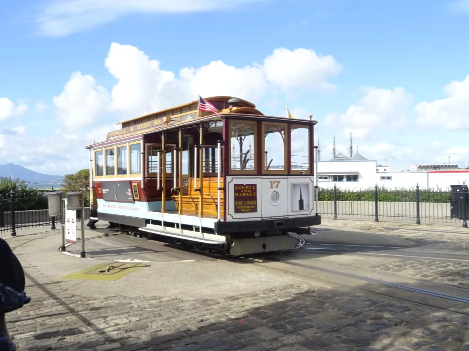 San Francisco Kabelstraßenbahn Powell-Hyde mit Kabelstraßenbahn 17 am Beach & Jones (2023)