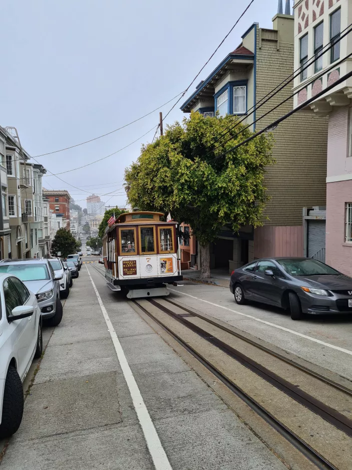 San Francisco Kabelstraßenbahn Powell-Hyde mit Kabelstraßenbahn 7nah Washington & Jones (2022)