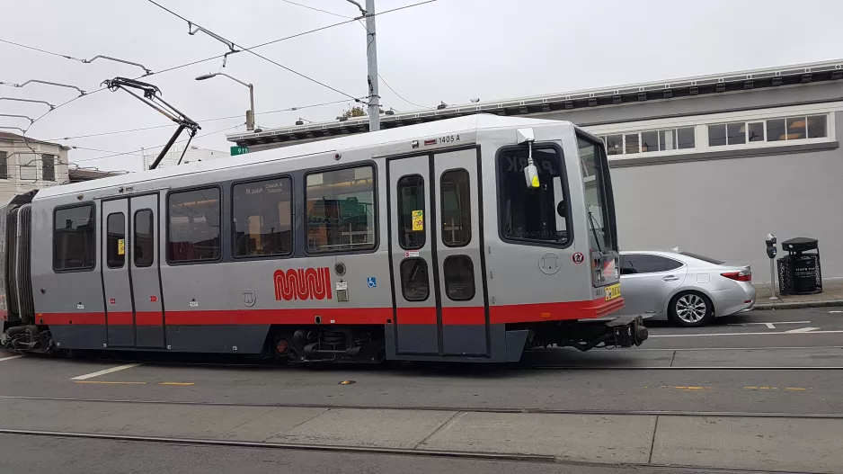 San Francisco Straßenbahnlinie N Judah mit Gelenkwagen 1405 in der Kreuzung 9th Avenue & Irving Street (2021)