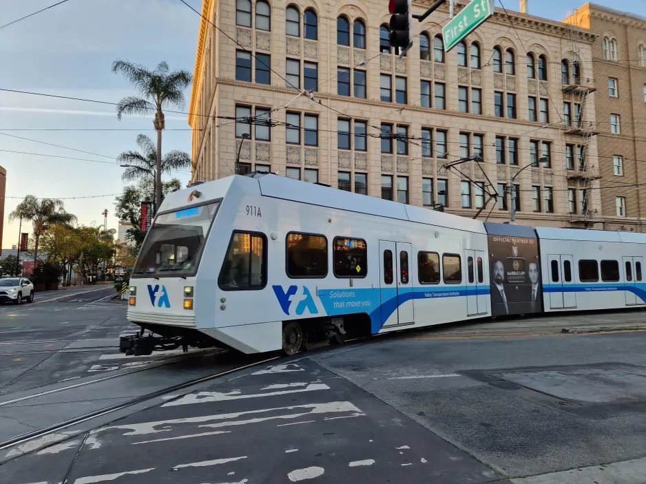 San Jose Blaue Linie mit Niederflurgelenkwagen 911nah San Antonio (2024)