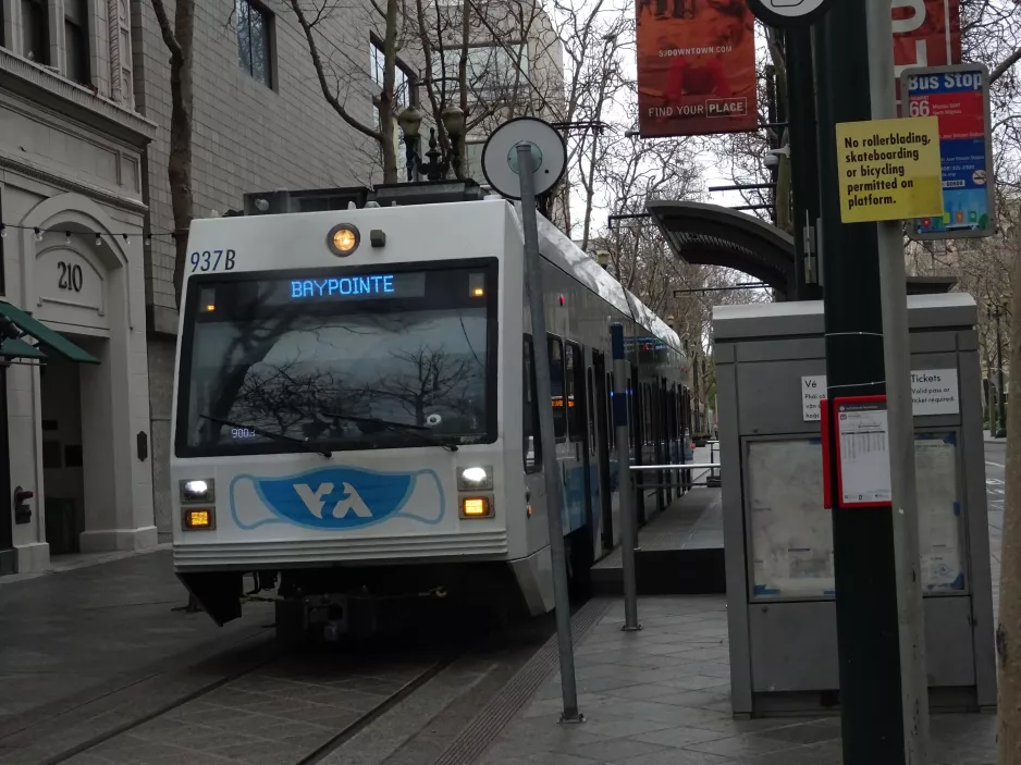 San Jose Blaue Linie mit Niederflurgelenkwagen 937 am San Antonio (2023)