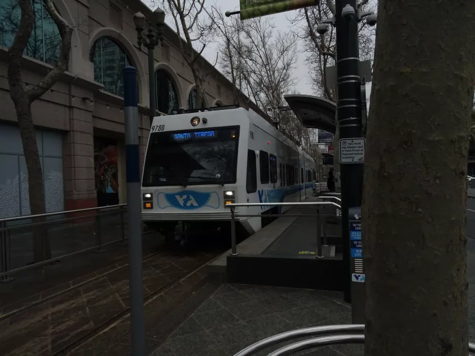 San Jose Blaue Linie mit Niederflurgelenkwagen 978 am San Antonio (2023)