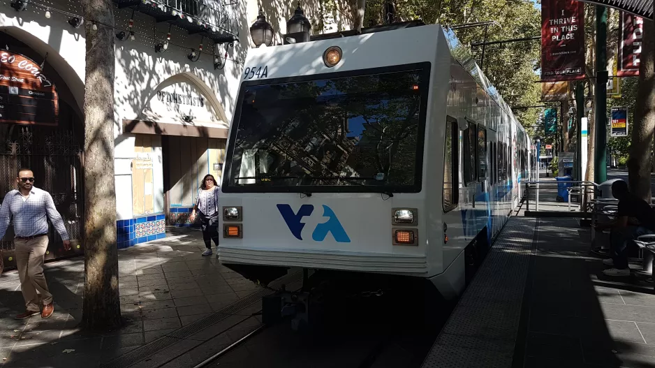 San Jose Grüne Linie mit Niederflurgelenkwagen 954 am Santa Clara (2018)