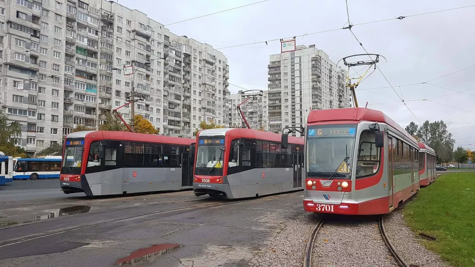 Sankt Petersburg Straßenbahnlinie 6 mit Triebwagen 3503 am Korablestroiteley (2017)