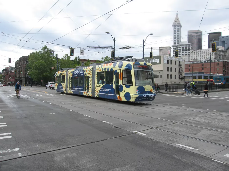 Seattle South Lake Union mit Niederflurgelenkwagen 401 auf South Jackson Street (2016)