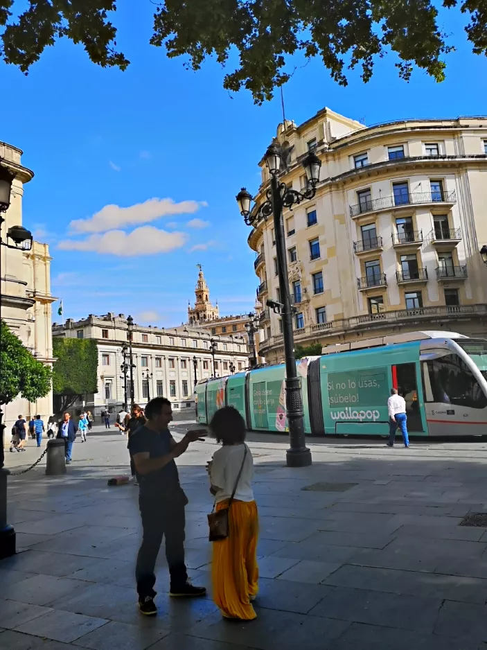 Sevilla Straßenbahnlinie T1 auf Plaza Nueva (2023)