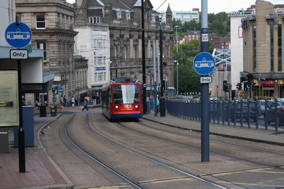 Sheffield Blaue Linie mit Niederflurgelenkwagen 116 auf Commercial Road (2011)