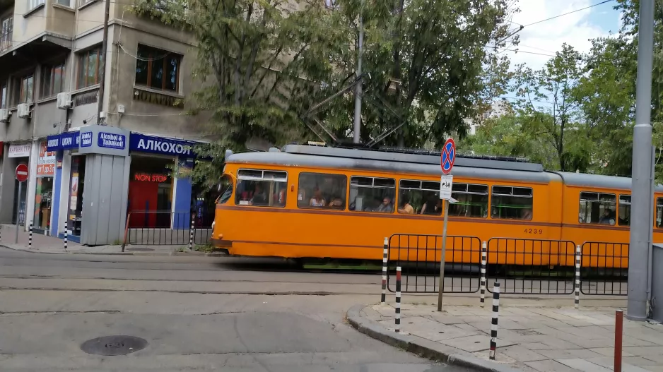 Sofia Straßenbahnlinie 22 mit Gelenkwagen 4239, Seitenansicht Yanko Sakuzov Boulevard (2014)