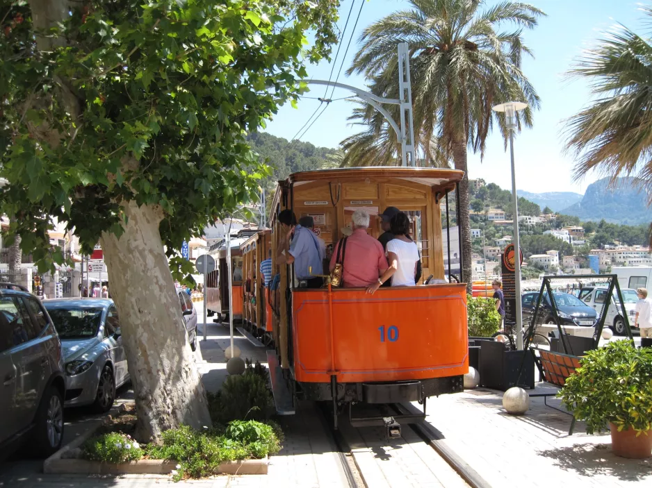 Sóller Straßenbahnlinie mit Offen Beiwagen 10, die Rückseite Las Palmeras / Carrer de la Marina (2013)