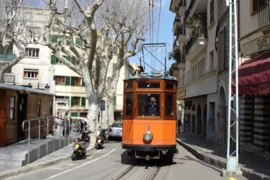 Sóller Straßenbahnlinie mit Triebwagen 2 am Sóller (2006)