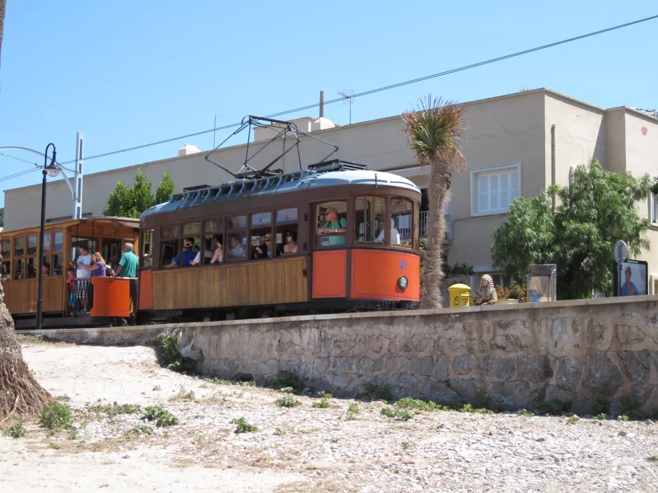 Sóller Straßenbahnlinie mit Triebwagen 20, Seitenansicht Las Palmeras / Carrer de la Marina (2013)