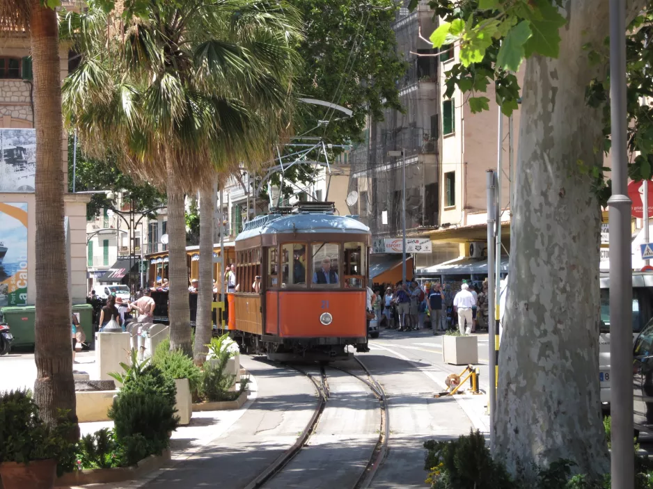 Sóller Straßenbahnlinie mit Triebwagen 21 am Port de Sóller (2013)