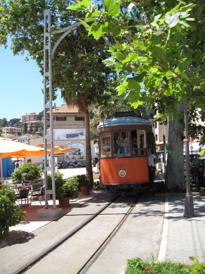 Sóller Straßenbahnlinie mit Triebwagen 21, die Vorderseite Las Palmeras / Carrer de la Marina (2013)