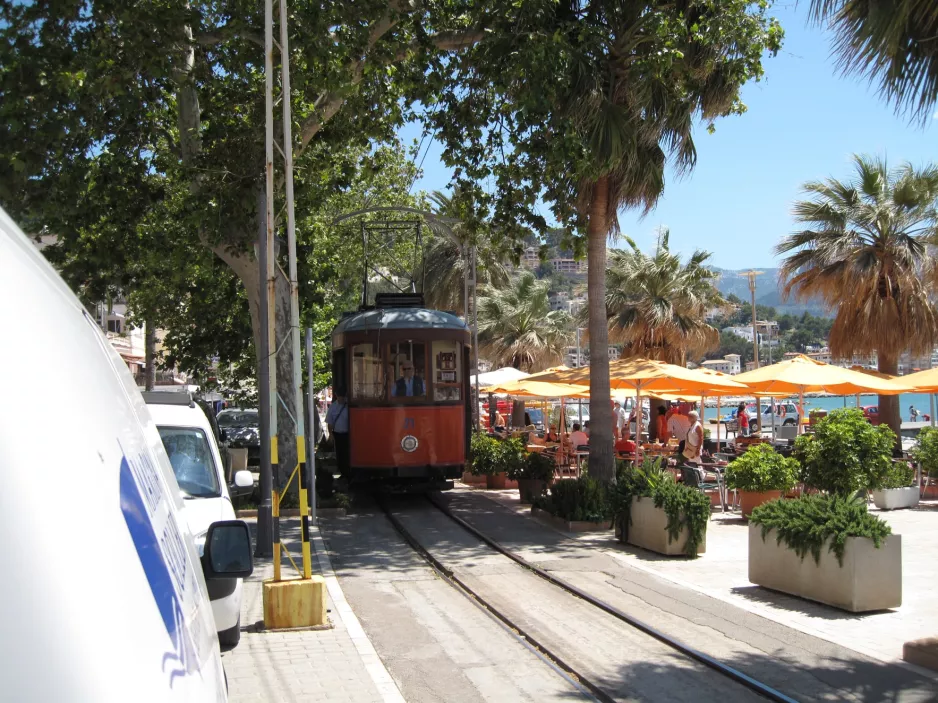 Sóller Straßenbahnlinie mit Triebwagen 21 draußen Las Palmeras / Carrer de la Marina (2013)