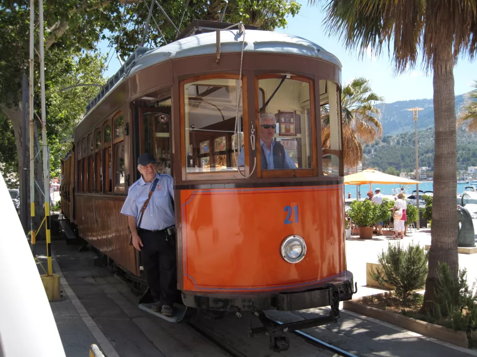 Sóller Straßenbahnlinie mit Triebwagen 21, Seitenansicht Las Palmeras / Carrer de la Marina (2013)