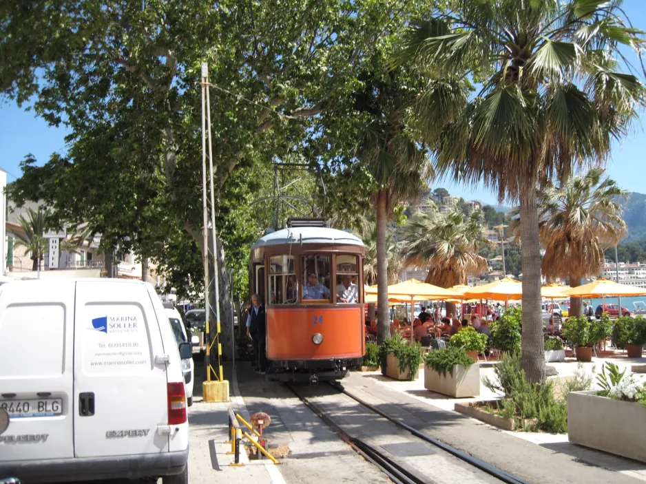 Sóller Straßenbahnlinie mit Triebwagen 24 nahe bei Las Palmeras / Carrer de la Marina (2013)