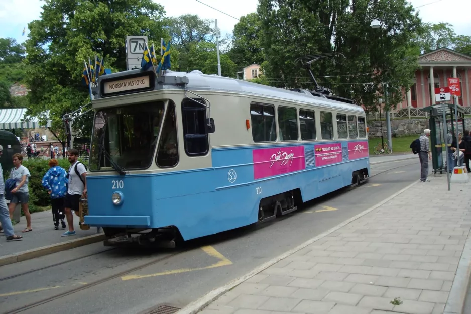 Stockholm Djurgårdslinjen 7N mit Triebwagen 210 am Skansen (2012)