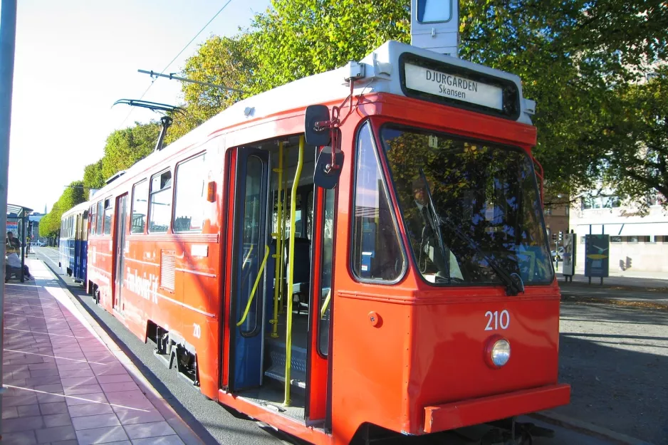 Stockholm Restaurantlinie Cafetåget mit Triebwagen 210 am Styrmansgatan (2011)