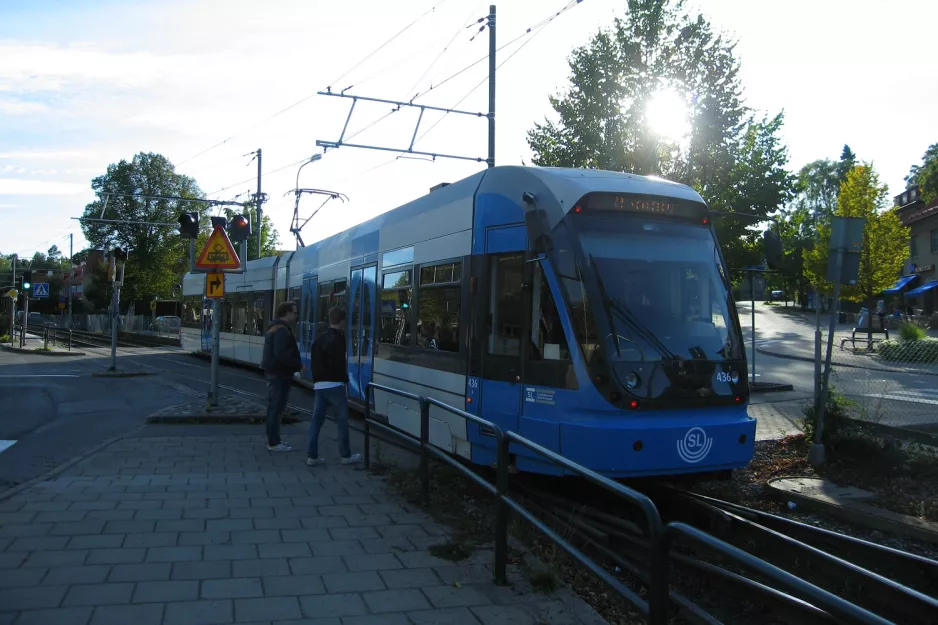 Stockholm Straßenbahnlinie 12 Nockebybanan mit Niederflurgelenkwagen 436 nahe bei Alléparken (2011)