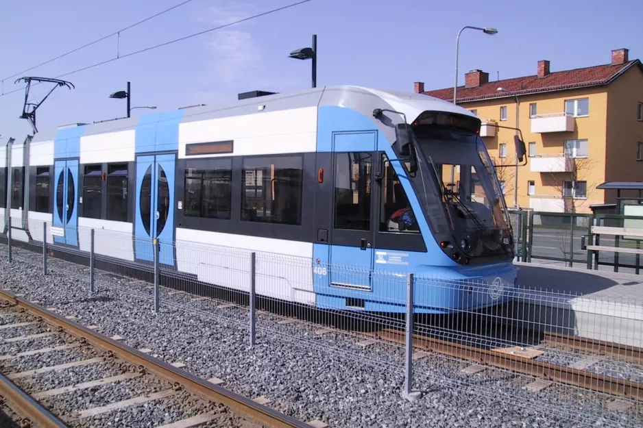 Stockholm Straßenbahnlinie 30 Tvärbanan mit Niederflurgelenkwagen 408nah Årstafältet (2003)