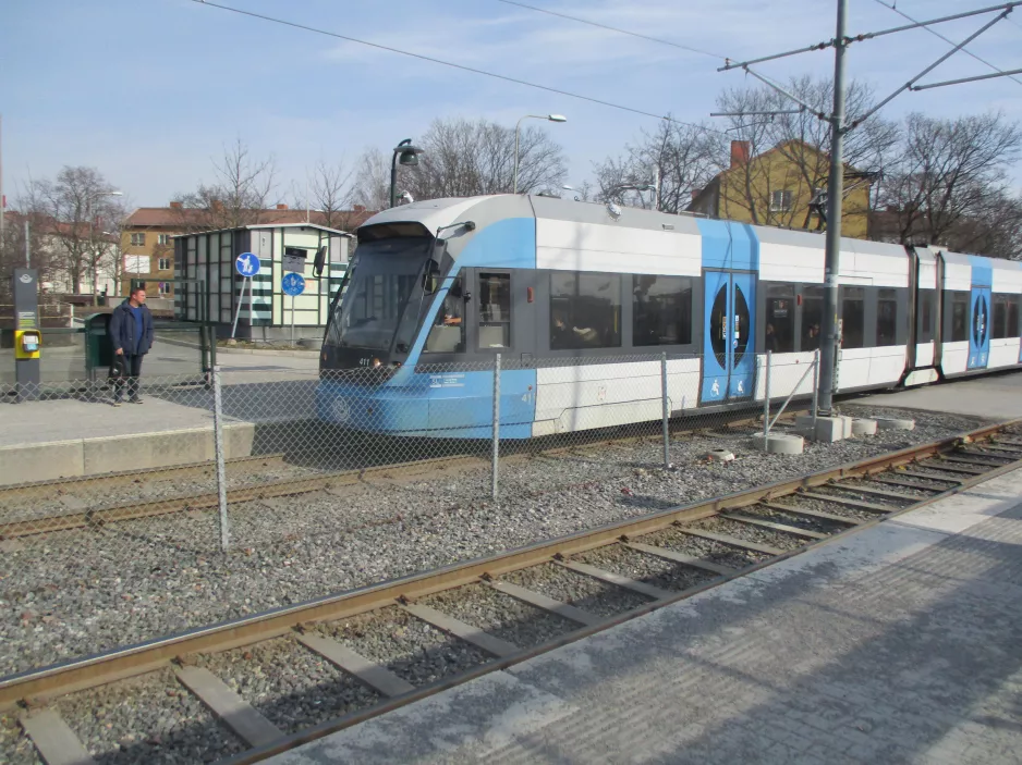 Stockholm Straßenbahnlinie 30 Tvärbanan mit Niederflurgelenkwagen 411 am Årstaberg (2019)