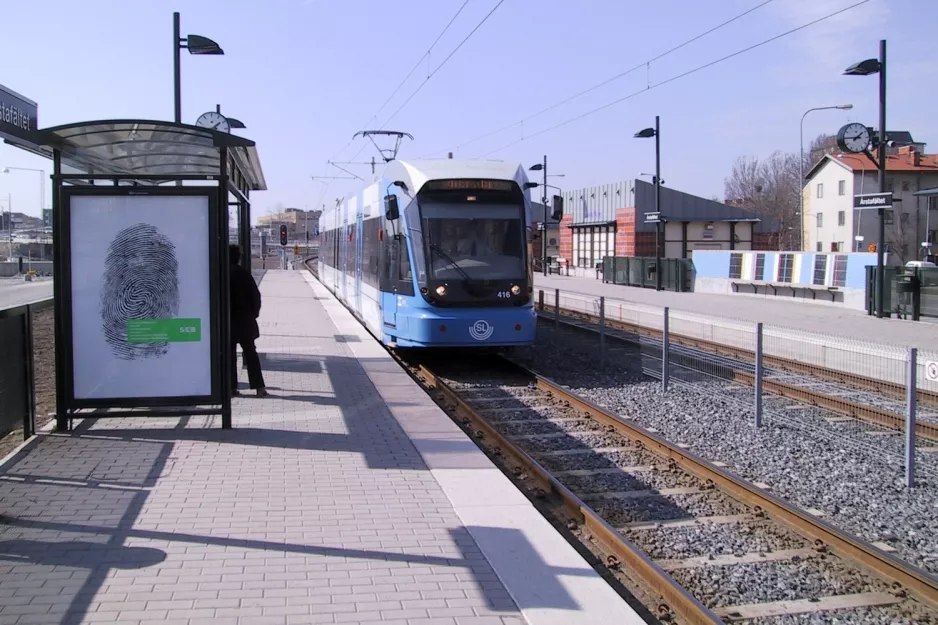 Stockholm Straßenbahnlinie 30 Tvärbanan mit Niederflurgelenkwagen 416 am Årstafältet (2003)